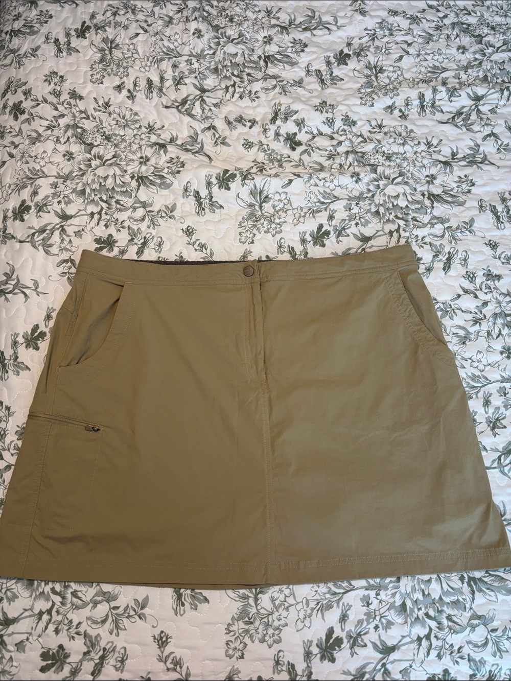 L.L.Bean Light Khaki Nylon Skort with Adjustable Waistband in Excellent Co